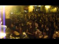 Els Catarres cantant en directe a la plaça Osca la cançó de Jenifer durant la revetlla del solstici d'estiu del 23 de juny del 2011.<br/>