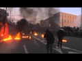 Imatges dels manifestants llençant còctels molotov contra la policia que acordonava el parlament grec.