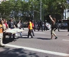 En mig d·un gran dispositiu policial, diferents grups d·indignats arribats d·arreu de la ciutat arriben a la Diagonal, a l·alçada de les torres de La Caixa.