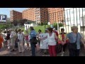 La Plataforma d·usuaris i usuàries en contra de les retallades a la sanitat pública ha organtizat una cadena humana al voltant del perímetre de l·Hospital Vall d·Hebron per defensar la sanitat pública. Diversos centenars de manifestants procedien de tots els punts de la ciutat.La iniciativa pretén mostrar el desacord per les retallades que afecten la sanitat pública. Aquesta ha estat la primera mobilització de la Plataforma d·usuaris contra les retallades sanitàries i l·han poguda gestionar gràcies a l·Espai de Coordinació en Salut Sap Muntanya, que és la xarxa de treball conjunt dels àmbits de salut dels moviments veïnal i #15M dels districtes de Nou Barris, Sant Andreu i Horta-Guinardó.També han comptat amb el suport de  la Junta de Personal de l·Hospital Vall Hebron, els sindicats CCOO, CGT i CATAC-CTS/IAC, la Federació d·Associacions de Veïns i Veïnes de Barcelona (FAVB), les comissions de salut de les associacions veïnals, diferents assemblees de barri del moviment #15M, la comissió de salut del moviment #15M, diferents col·lectius participants a la Trobada Sanitat del 28E i els col·lectius Dempeus per la Salut Pública i @Iaioflautes.