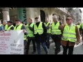 En defensa dels drets i llibertats de la ciutadania #IaioflautasSinMiedo Davant l·actual situació de retrocés de llibertats i la pressió governamental per criminalitzar l·activisme compromès amb els drets fonamentals, les persones i entitats que subscriuen el present manifest fem una crida als diferents col · lectius socials, per tal de forjar un front comú que doni resposta a l·actual escalada repressiva. CONSIDERANT, Que la recessió econòmica està portant a milers de famílies a situacions desesperades de misèria i indigència. Que les mesures legislatives impulsades pels governs estatal i autonòmic per sortir de la crisi comporten greus sacrificis per als sectors més desfavorits de la població. Que les protestes socials davant les mesures legislatives han estat en tot moment legítimes i pacífiques. Que davant les protestes, els governs estatal i autonòmic han recorregut sistemàticament a la repressió, mitjançant multes, violència policial i privació de llibertat. Que el Ministeri de Justícia pretén aprovar una reforma del Codi Penal dirigida a criminalitzar les accions de protesta civil pacífica, així com la difusió de les mateixes a través de xarxes socials. REIVINDIQUEM: 1. - El cessament de tota violència policial indiscriminada dirigida contra la població civil, i molt especialment l·ús de bales de goma i gasos lacrimògens pels cossos antiavalots. 2. - La paralització del projecte de Codi Penal impulsat des del Ministeri de Justícia dirigit per Alberto Ruiz-Gallardón. I Emplacem: A tota la ciutadania i col·lectius socials a subscriure el present manifest. A Barcelona, 17 de gener de 2013.