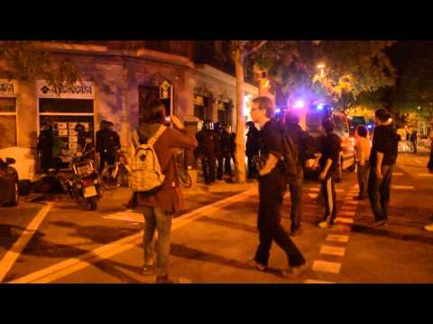 ·Els mossos d·esquadra a Gràcia, en una actuació injustificada, kafkiana i surrealista, retenen i...·