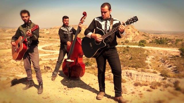 Primer Videoclip de la banda ·TRIO DE CUATREROS· interpretant el tema ·MIL BALAZOS·. Rodat al desert dels Monegros i a Barcelona a finals de setembre de 2013 per ·dokus.aborigen·.