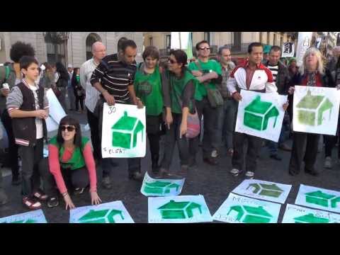 Centenars de persones acompanyen els habitants de Bloc Salt en la manifestació a Barcelona per evitar que desallotgin l·edifici. Pah Girona: http://pahgirona.blogspot.com.es/ La PAH-Girona donarà suport a les famílies del Bloc-Salt: la decisió sobre si marxen o no del bloc la prendran les persones que hi viuen i ho faran quan hagin estat informades com cal per part d·Habitatge de la Generalitat i, per tant, quan coneguin si existeixen o no alternatives i, en cas afirmatiu, com són exactament aquestes alternatives. Ara per ara, ni la Generalitat ni l·Ajuntament de Salt, ambdós governats per CiU, han facilitat aquesta informació. http://www.elperiodico.cat/ca/noticias/societat/les-families-del-bloc-salt-naniran-encara-que-hagi-desnonament-2812709