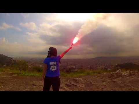 A finals de gener del 2014, un grup de joves de la Vila de Gràcia vam entrar a una oficina de Catalunya Caixa en desús des de feia més de tres anys, situada al número 227 de Travessera de Gràcia, amb la intenció de convertir aquell espai en un casal autogestionat per les joves gracienques. Durant aquests mesos hem posat en marxa el projecte amb molt d·esforç, demostrant la consolidació d·aquest en la passada Festa Major, programant set dies de festes al carrer Montmany. Així, el Casal Popular Tres Lliris ha esdevingut un espai de trobada alternatiu a tenir en compte al barri, i volem que segueixi creixent fins a ser un referent de participació política juvenil a la Vila de Gràcia.No obstant això, a finals del mes de maig, coincidint amb l·intent de desallotjament del CSA Can Vies del barri de Sants, va arribar la carta dels jutjats en la qual ens comunicaven que s·havia decretat el desallotjament cautelar de l·espai, i que per tant teníem 5 dies hàbils per a abandonar-lo pel nostre propi peu. Es va realitzar una roda de premsa en la qual vam deixar clar que no abandonaríem l·espai sota cap circumstància, i fins aquesta setmana no havíem tornat a tenir notícies d·aquells que volen fer-nos fora.Aquest dimarts 23 de setembre, ens ha tornat a arribar una amenaça similar. Un cop decretat el desallotjament cautelar, el Casal podria ser desallotjat a partir de la setmana vinent, i se·ns convida a marxar de l·espai pel nostre propi peu.Nosaltres ens reafirmem: no marxarem. Reivindiquem la okupació com a únic mitjà per a crear un projecte de participació juvenil sense tutel·les, autogestionat i al marge de les lògiques de consum capitalista. Actualment al Casal Popular Tres Lliris hi participen tres col·lectius juvenils i joves a títol individual; multitud de projectes, col·lectius i grups de suport hi han realitzat cafetes per a la seva autogestió i han trobat en el Casal un espai on reunir-se i avançar.Anunciem, per tant, que a partir de la setmana que ve iniciarem una campanya en defensa del Casal Popular Tres Lliris. Okupar és resistir, i resistir és vèncer. La Vila de Gràcia sempre ha tingut un casal: som les hereves de Can Cacau, de l·Ovidi Montllor, i del Casal Popular de Ros de Olano; som les germanes del Banc Expropiat, de l·Armadillo, l·Ateneu Popular de Vallcarca i de la Kasa de la Muntanya. Com dèiem al principi, som els tres lliris que creixen entre el ciment d·una ciutat que s·enfonsa, i podem assegurar que si els arrenqueu, desencadenareu de nou la Primavera.ATUREM EL DESALLOTJAMENT DEL CASAL POPULAR TRES LLIRIS!#SOMCASALCasal Popular Tres Lliris