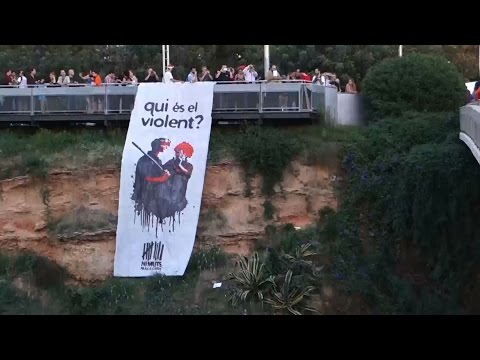 24 Octubre 2014.- Després del repòs estiuenc, torna el Contrainfos de latele.cat. En aquest número trobareu: Feixistes a la concentració #AbsolucioSergiiRuben, Ni muts ni a la gabia, Desallotgen el Distrito 6, #VoltOligotoxic: No al Castor i 25 anys accident Vandellos, Concentració contra Repsol, Som Paral.lel, Octubre Trans.Si voleu col·laborar amb el projecte: contrainfos@latele.cat