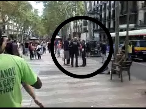 Un vídeo enregistrat per un dels venedors al que ha tingut accés la Directa mostra l·escena de l·inici de l·enfrontament, on es veu dos agents que demanen la identificació al jove que segons l·inspector Granados estava venent objectes a les Rambles. A les imatges, però, no s·aprecia cap manta amb objectes, ni a les seves mans ni al seu entorn. Poc després hem pogut confirmar que el jove senegalès ferit està sent atès a un servei de traumatologia hospitalària. Altres tres compatriotes del jove, amb ferides més lleus, s·han curat les ferides a pocs metres de les Rambles. Una desena de membres de la xarxa ciutadana Tras la Manta, creada recentment per donar suport als venedors ambulants s·han personat al lloc dels fets per actuar com escuts humans en cas d·una segona intervenció policial.+ info: La Directa ·Nosaltres ens defensem, si no ens peguen no passa res, però si ens peguen, per aquí no passem·