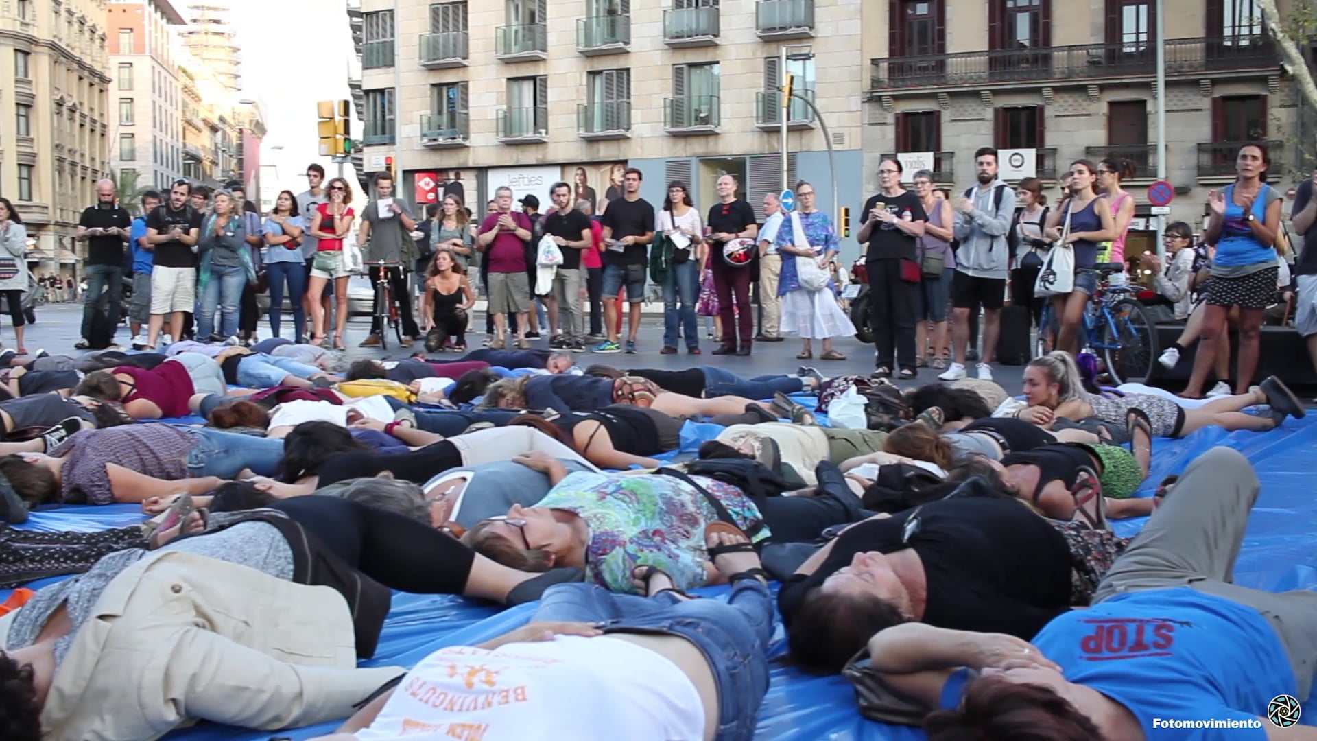 Aquesta setmana han mort ofegades a la Mediterrània 700 persones més.En Plaça Universitat, convocades per Stop Mare Mortum es va fer una concentració i la performance col·lectiva ·Morts invisibles· per recordar a les víctimes i per exigir una vegada més als governs de la UE l·obertura de fronteres i l·acollida de les poblacions que fugen dels conflictes bèl·lics de l·Orient Mitjà.Open the borders !! Obriu fronteres !! Obriu fronteres volem acollir!