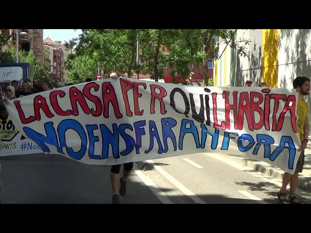 L·habitatge no és un negoci! Manifestació 27 maig 11:30 pl. SantsA Sants ja ha arribat el turisme. Està present a cada cantonada, acompanyat d·un discurs que diu que genera beneficis a la ciutat. Però és realment cert? Depèn de per a qui. La indústria s·omple les butxaques amb el boom, però en realitat aquest genera pocs llocs de treball qualificats, i en canvi molta gent de servei en condicions d·extrema precarietat i drets laborals gairebé inexistents. Els sous d·aquestes feines són insuficients per a pagar els lloguers, que els propietaris no dubten a pujar doncs els visitants estan disposats a pagar per a les seves vacances més del que paguem nosaltres pel dia a dia. Per això, en menys de 6 mesos el lloguer al barri ha pujat fins a un 33,5% i cada cop són més els blocs sencers que estan sent acorralats pels propietaris perquè les veïnes marxin. La ciutat s·està rendint a les necessitats del turisme i expulsant els veïns per les pressions d·un lobby que aconsegueix posicionar-se entre les prioritats dels governs, que deixen d·invertir en altres sectors aquest procés silenciós està canviant les veïnes del barri per turistes, les tendes locals per restaurants i boutiques tan modernes com inaccessibles, prioritzant els beneficis d·uns sobre les necessitats de la resta.L·Assemblea del Barri de Sants no esta disposada a engreixar la llista de ciutats arrasades pel fenomen del turisme i per això s·ha creat Fem Front al Turisme, una comissió que pretén visibilitzar les problemàtiques que arrossega aquesta indústria per sensibilitzar a la gent i organitzar una resistència, a la vegada que proposem un model de ciutat diferent. Afegeix-t·hi!Fem Front al Turisme a Sants@FrontTurisme · [F] Front Turisme a SantsL·accés a habitatge està resultant a Barcelona i rodalies un problema que cada cop afecta a més persones. Per una banda les condicions de vida s·han tornat cada cop més precàries per culpa de retallades de drets socials i laborals, i per altre les reformes en les lleis del lloguer i el turisme, que generen una situació que expulsa al veïnat dels barris.A Sants hem creat un grup assembleari que pretenem donar resposta als problemes derivats de l·accés a l·habitatge. Per fer-ho treballem de forma horitzontal implementant l·ajuda mútua per resoldre col·lectivament els nostres problemes, ja sigui d·hipoteques, lloguers, okupacions o altres eines per resoldre la necessitat de tenir un habitatge.Problemes per pagar el lloguer?Se t·acaba el contracte i et volen pujar o no renovar?No vols sucumbir a la pressió immobiliària?No vols marxar del barri?No et pots emancipar?Et volen fer fora de casa teva?No saps quins són els teus drets?Per solucionar els problemes no podem esperar que algú ho faci per nosaltres. El suport entre veïnes és la millor opció per fer-nos fortes i sortir de la situació de debilitat que patim respecte grans inversors, propietaris especuladors o altres. Per això ens reunim setmanalment perquè els veïns i veïnes puguin venir a lluitar col·lectivament per resoldre els problemes i aconseguir una millora en les nostres vides.Cada diumenge ens trobem a les 18h a la plaça Joan CorradesVine, entre totes som més fortes!Grup d·Habitatge a Sants@GhabitatgeSants · [F] Grup d·Habitatge de Sants